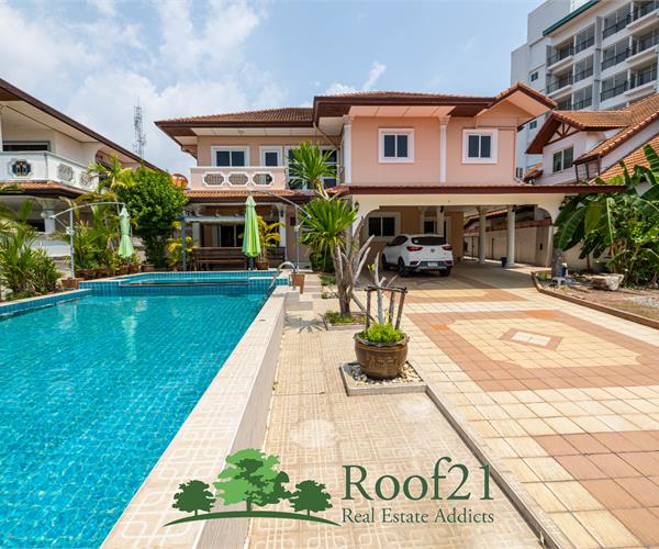 2-storey house with a large swimming pool, Near Sukhumvit Road Pattaya city ​​center.