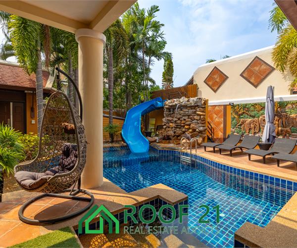 Recently renovated two-story pool villa in Jomtien, 1.2 Kilometers from Dongtan Beach and Jomtien Beach!